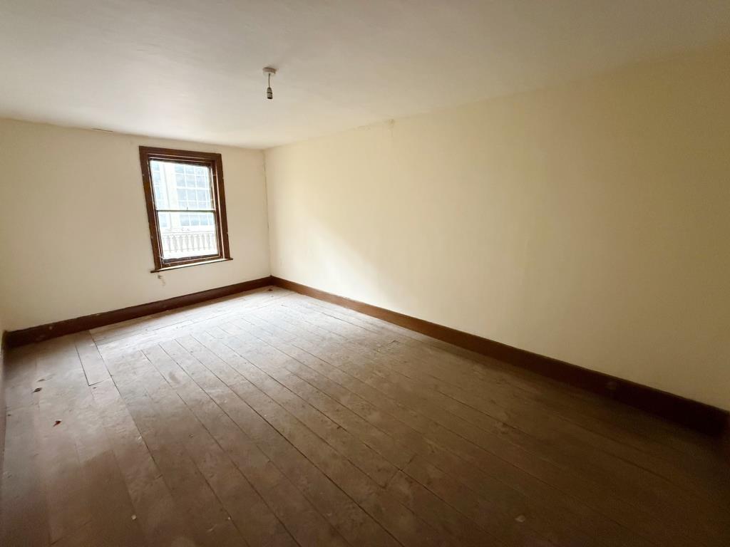 Lot: 78 - TOWN CENTRE COMMERCIAL INVESTMENT - Second floor room